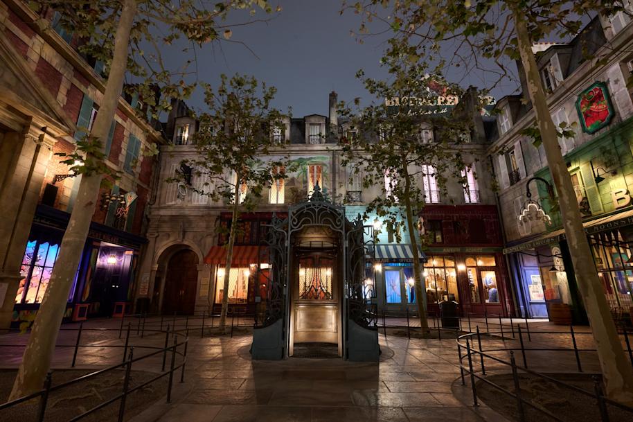 Epic-Universe-Parisian-Streets-at-Night
