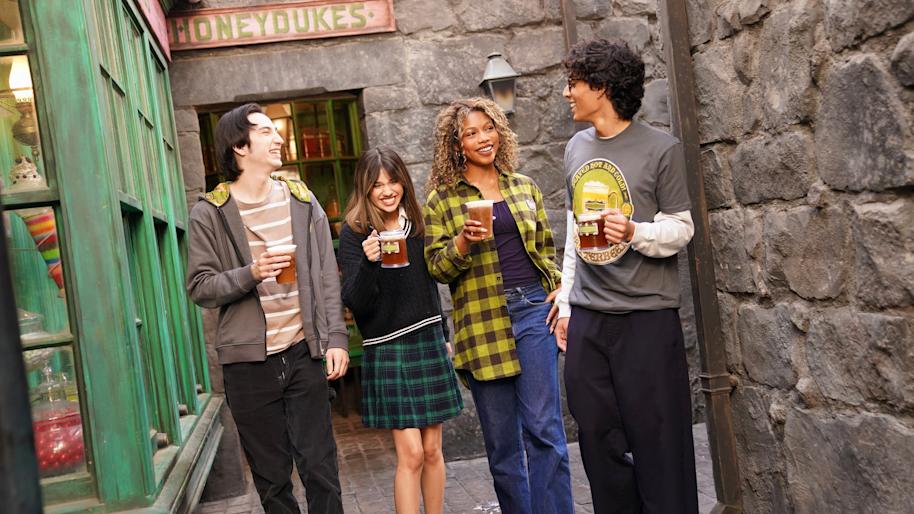 Butterbeer-Season-fans-celebrating-their-visit-to-wwohp-with-butterbeers