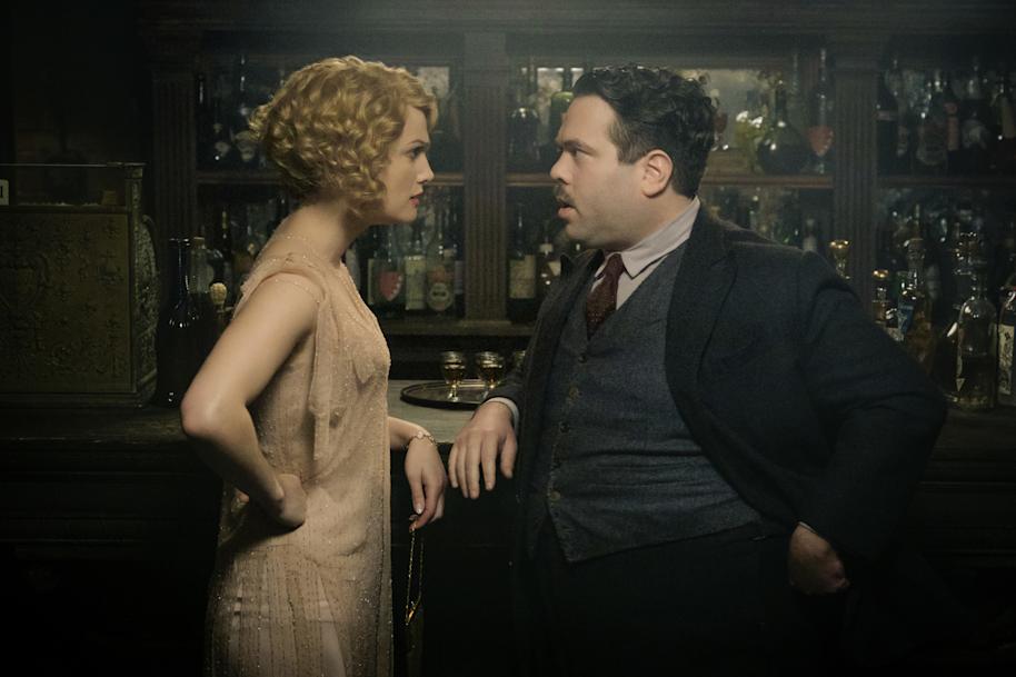 PMARCHIVE-FB WB Queenie Goldstein and Jacob Kowalski in The Blind Pig Bar 5nb17kPPInM6Cxx2bi1543-b3